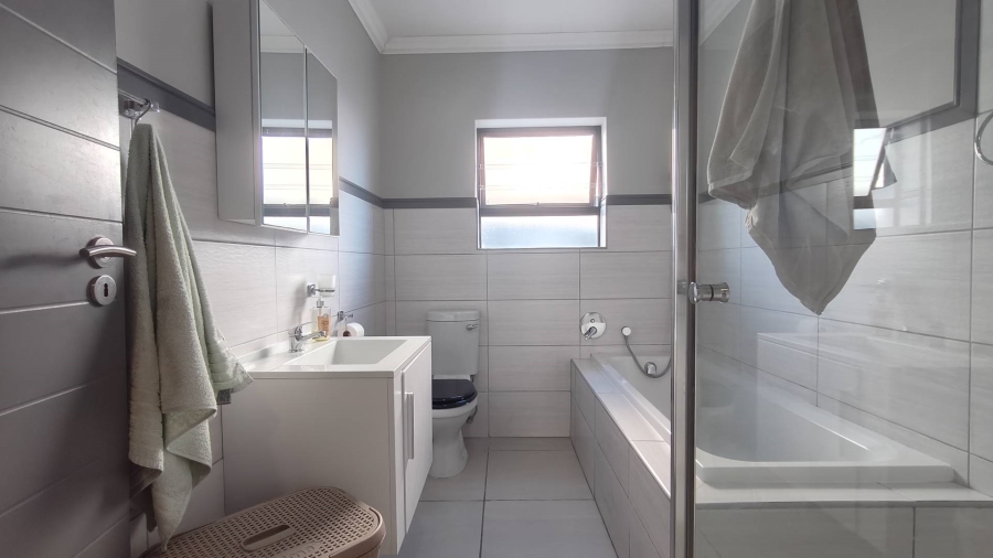 6 Bedroom Property for Sale in Island View Western Cape